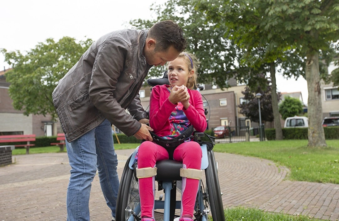 vader met gehandicapte dochter in rolstoel